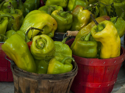 当地农贸市场的新鲜有机辣椒农贸市场是一种传统的农图片