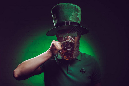 穿绿色黑帽子喝啤图片