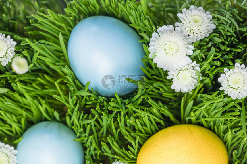 三个喷漆的东方鸡蛋在草坪上加卡莫米图片