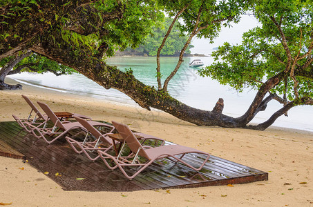 下完雨后在海滩的甲板上的太阳椅子瓦努阿图图片