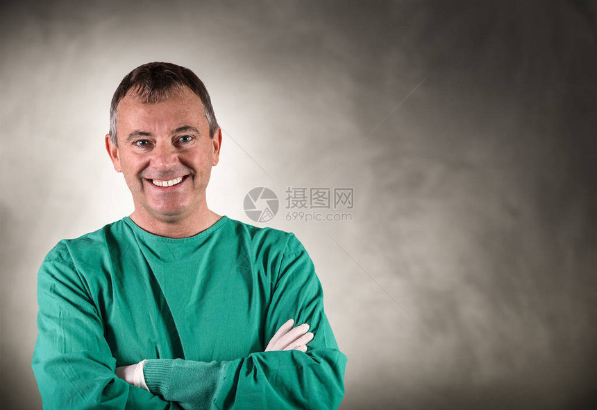 浅色背景下微笑外科医生的肖像图片