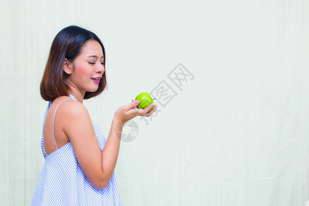 孕妇在早孕期间吃绿苹果健康图片