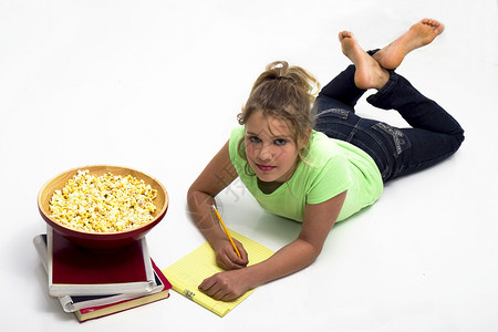 年轻女孩吃爆米花时在图片