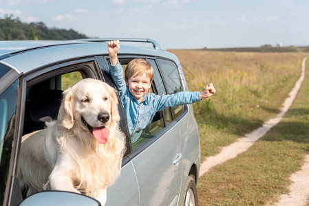 用他的金毛猎犬在野外庆祝小孩骑车图片