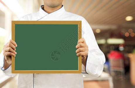厨师在餐厅里展示黑板图片