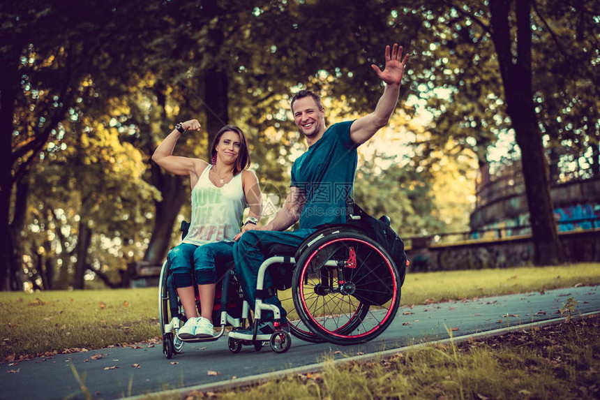 在秋季公园两轮椅上搭乘双轮椅的和平图片