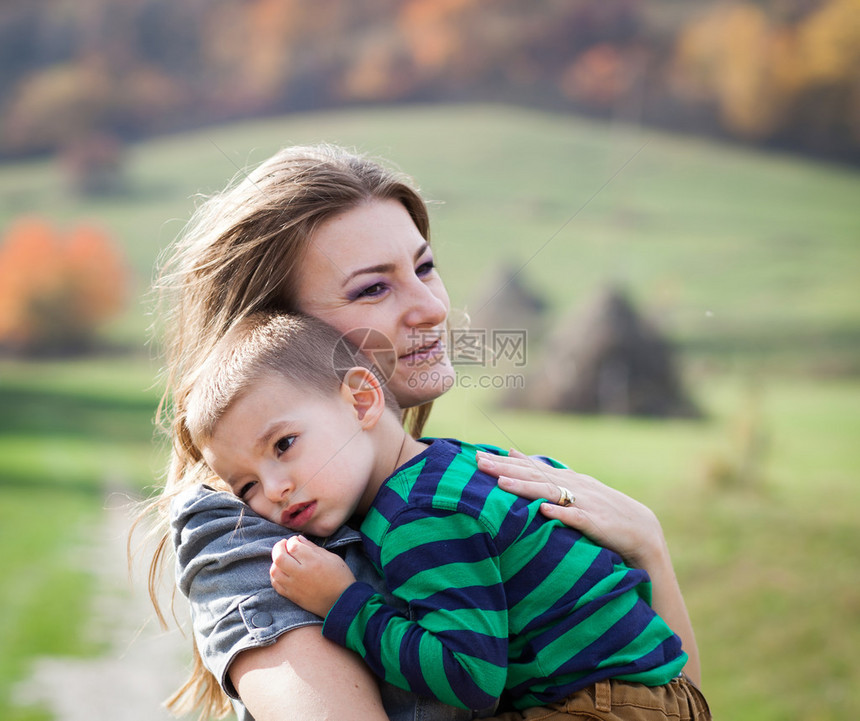 拥抱的母亲和儿子图片