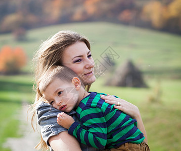 拥抱的母亲和儿子图片