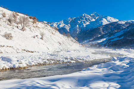 潭溪山冬天山谷中的河流设计图片