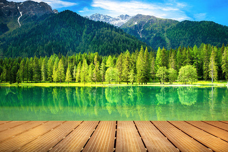高山湖泊的美丽景色图片