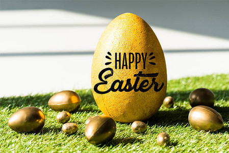 卤鹌鹑蛋大鸡蛋复活节快乐的复活节彩蛋在青草上的设计图片