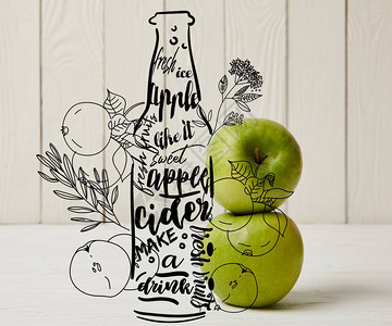 苹果酒釉木制背景的新鲜绿苹果并用设计图片
