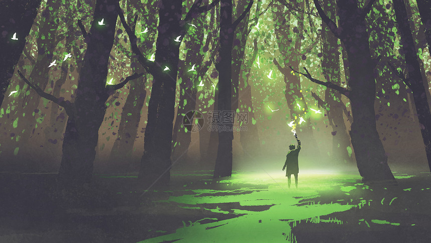 童话森林中手持火炬的孤独男子的奇幻场景图片