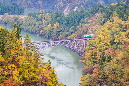 秋天的只见铁路线和河流图片