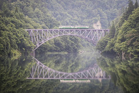 福岛县夏季的只见铁路线和只见川高清图片