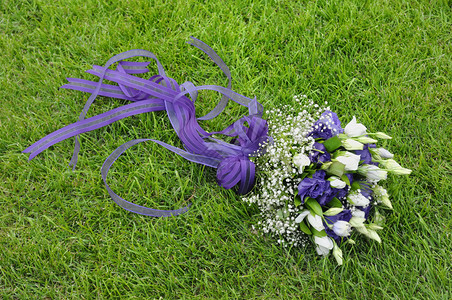 婚礼绿草上的新娘花图片