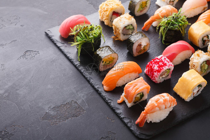 寿司和滚盘背景黑色框架最顶级视图多彩的亚洲餐厅食品图片