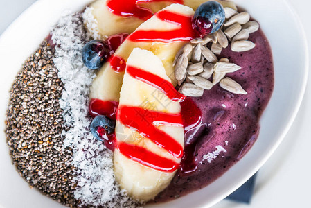 与蓝莓香蕉和马卡滑雪碗健康早餐图片