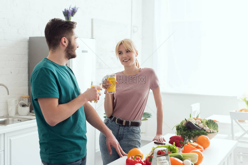 两对素食者在里聊天图片