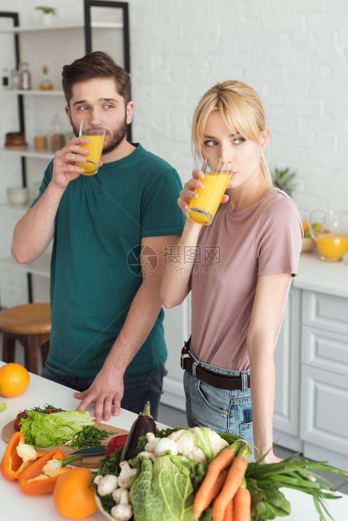 两对素食者在厨房喝新鲜图片