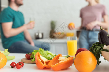 素食夫妇在厨房用水果和蔬菜交谈的作物形象图片