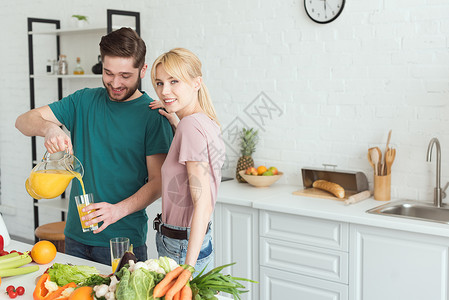 素食男友把新鲜果汁倒进背景图片