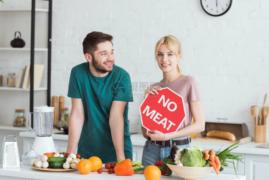 几个素食主义者站在厨房没有肉标志图片