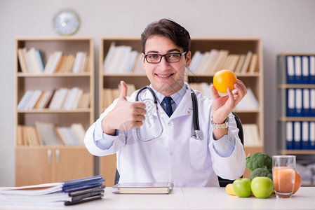 水果和蔬菜饮食概念方面的医生与水果背景图片
