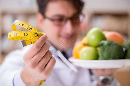 水果和蔬菜饮食概念方面的医生与水果图片