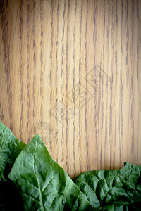 木头底部的绿叶菠菜图片