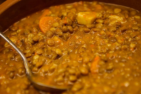 在传统西班牙扁豆炖肉的特写视图背景图片