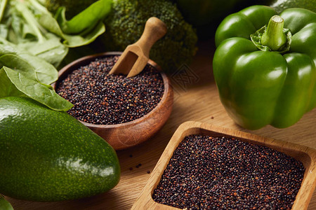木碗中的黑quinoa种子绿色蔬菜附图片