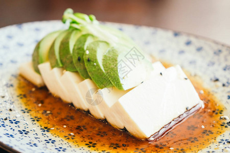 豆腐和鳄梨沙拉加酱汁图片