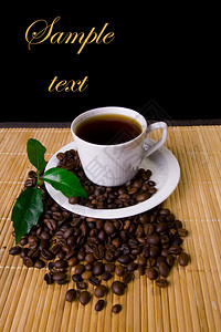 咖啡杯咖啡豆和幼苗图片