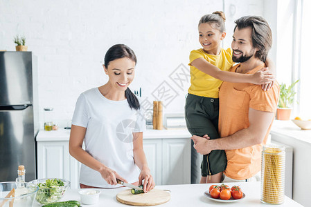 美丽的年轻家庭一起在厨房里度过时间图片