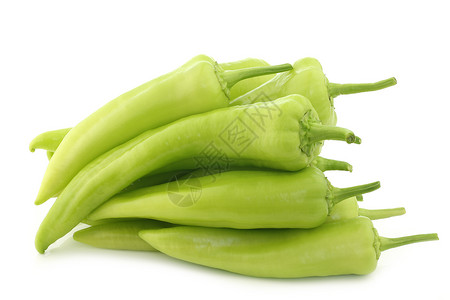 白色背景的新鲜绿色甜辣椒背景图片