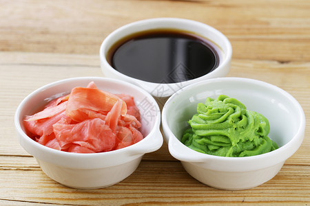 日本芥末酱油和腌姜图片