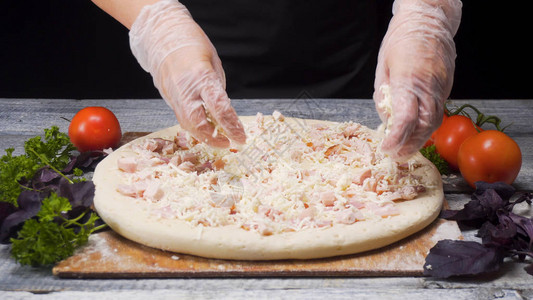 厨师用手套做披萨图片