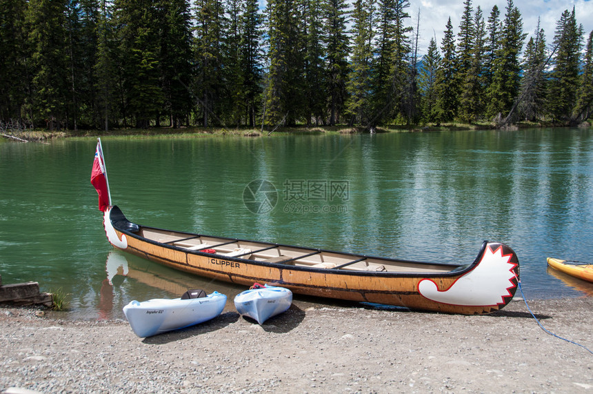加拿大班夫的Bow河上的独木舟等着图片