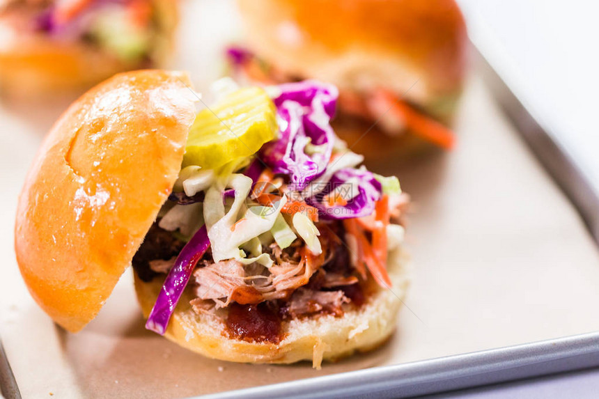 BBQ提取猪肉三明治以小滑雪机和薄图片
