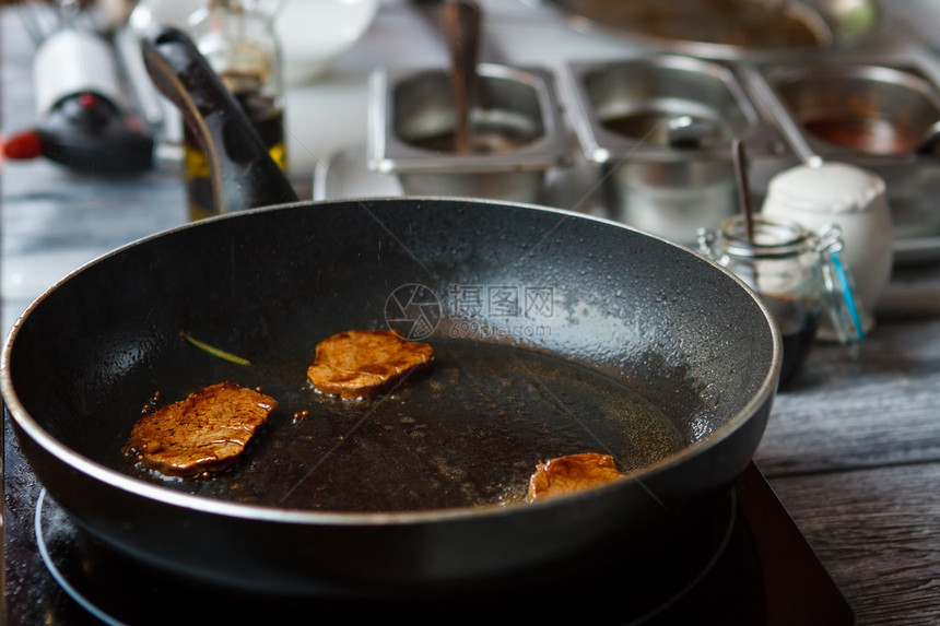 烤锅上的棕色肉整片胡椒和黑肉准备牛肉奖章闻图片