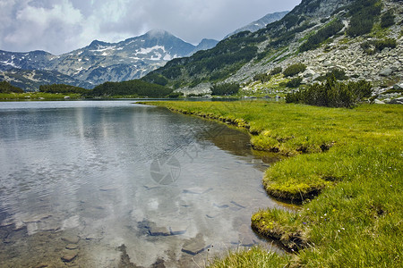 保加利亚Pirin山穆拉托沃湖BanderishkiChukar山峰和反背景图片