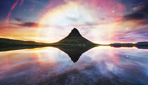 在风景和瀑布的风景如画的日落柯克朱菲尔山由美航空天局提供梦幻般的星空图片