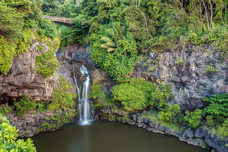 Haleakala公园LushOheoGulch桥下温柔的瀑布图片