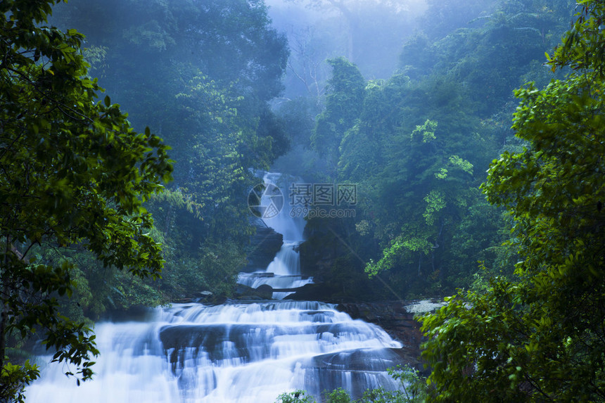 Siripoom瀑布美丽的瀑布实际上是一对从高耸的悬崖上倾泻而下的瀑布DoiInthanon公园ChomThong图片