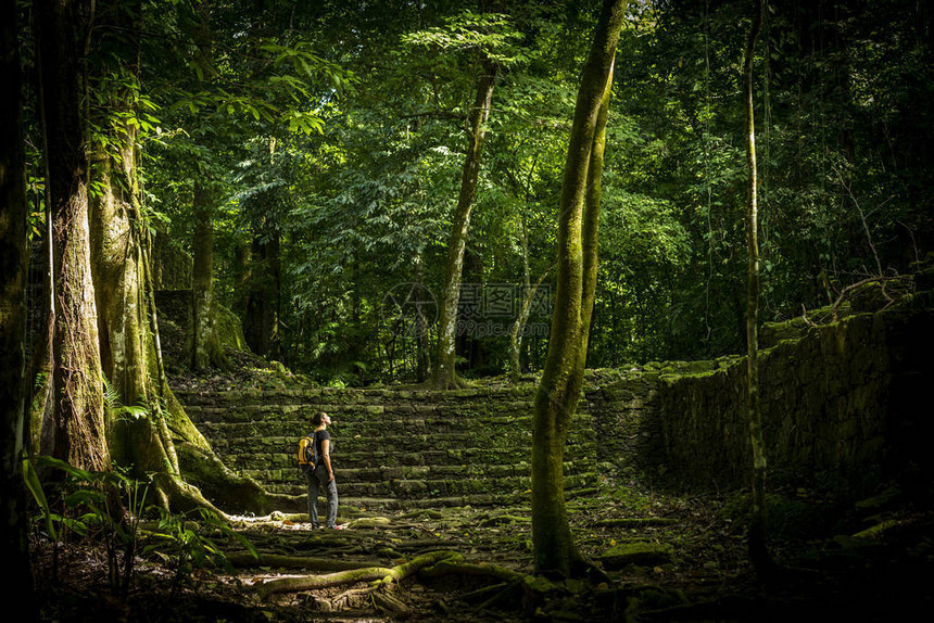 与女旅行者一起在丛林废墟中冒险旅行图片