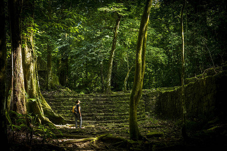 与女旅行者一起在丛林废墟中冒险旅行图片