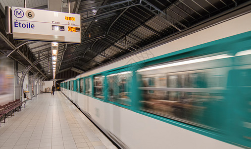 巴黎地铁列车在地铁上加速图片
