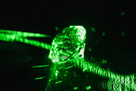 在深色上带有亮绿色霓虹灯的纯钻石背景图片