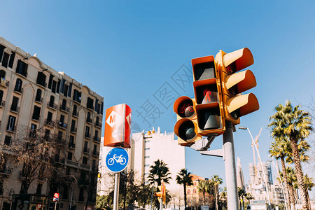 建筑物交通灯和路牌巴塞图片